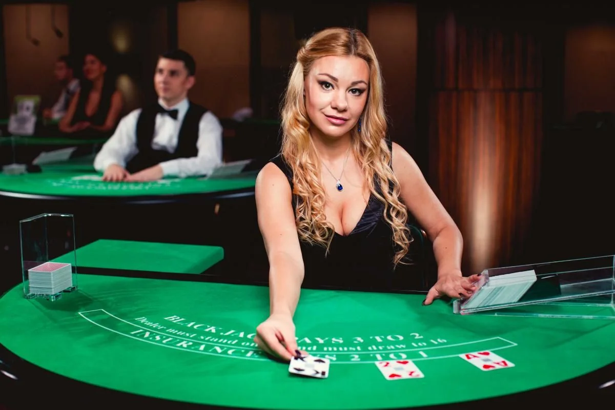 Antarmuka kasino live menampilkan dealer dan panel meja