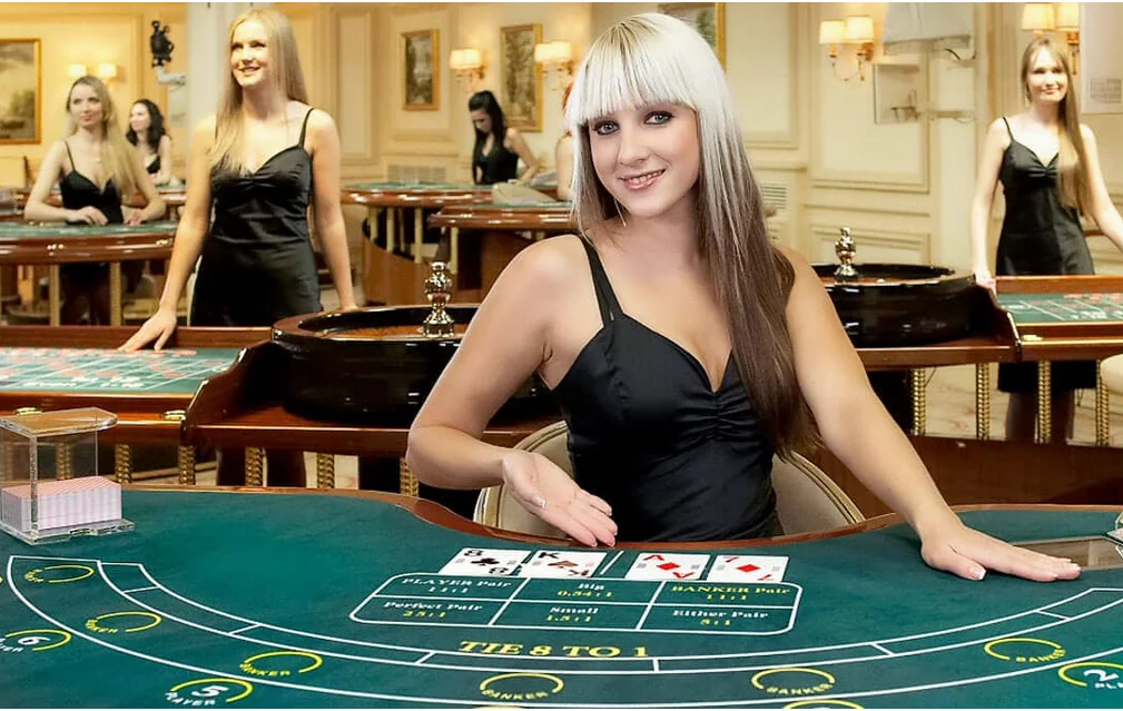 Suasana meja dealer untuk permainan kasino live